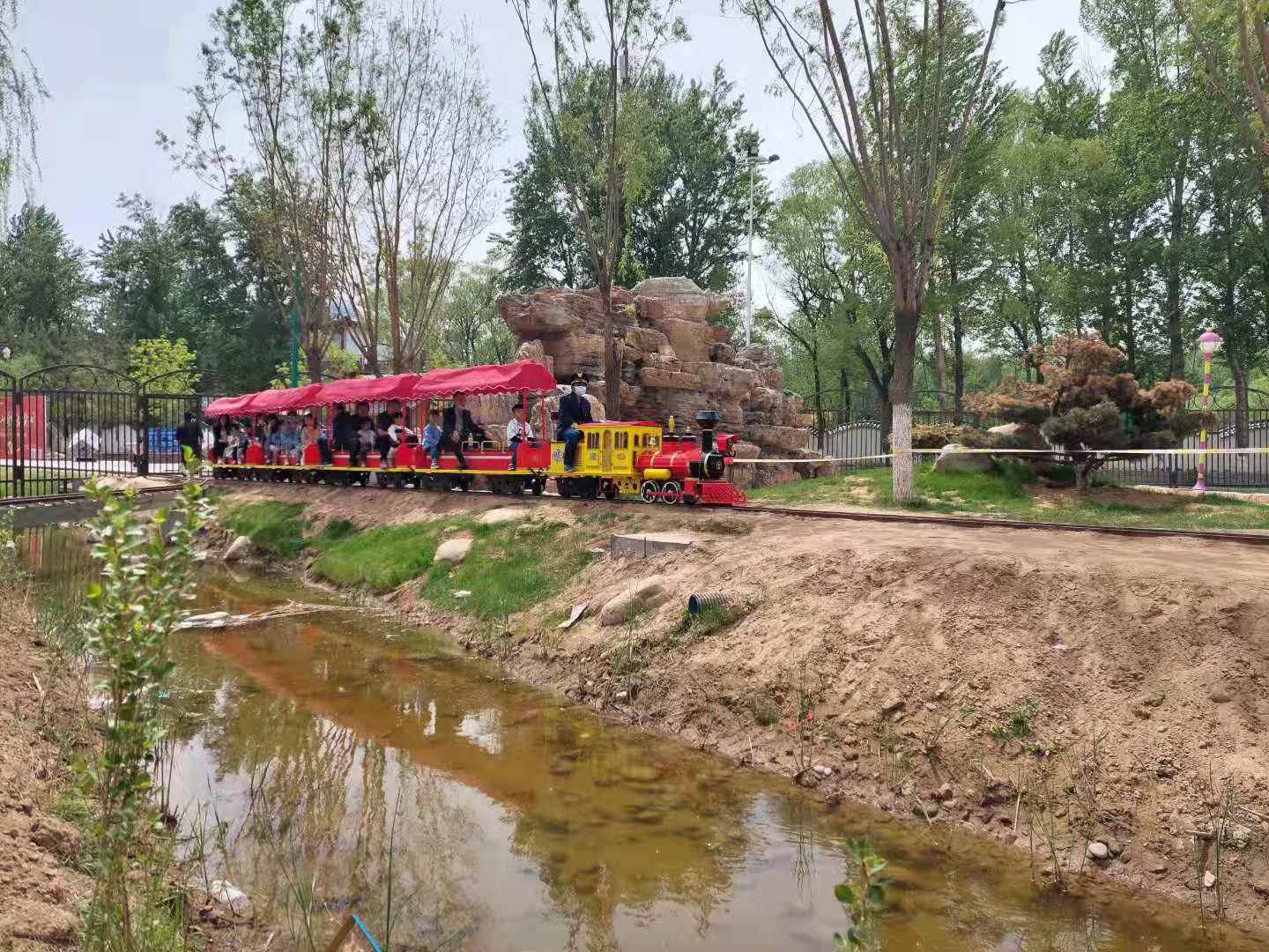 榆林圣都樂園網(wǎng)紅小火車，快來現(xiàn)場打卡吧